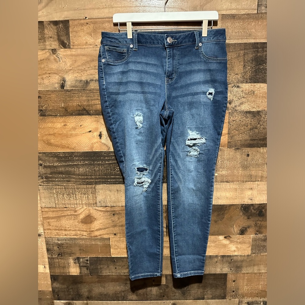 Maurice’s distressed jeggings women’s large short